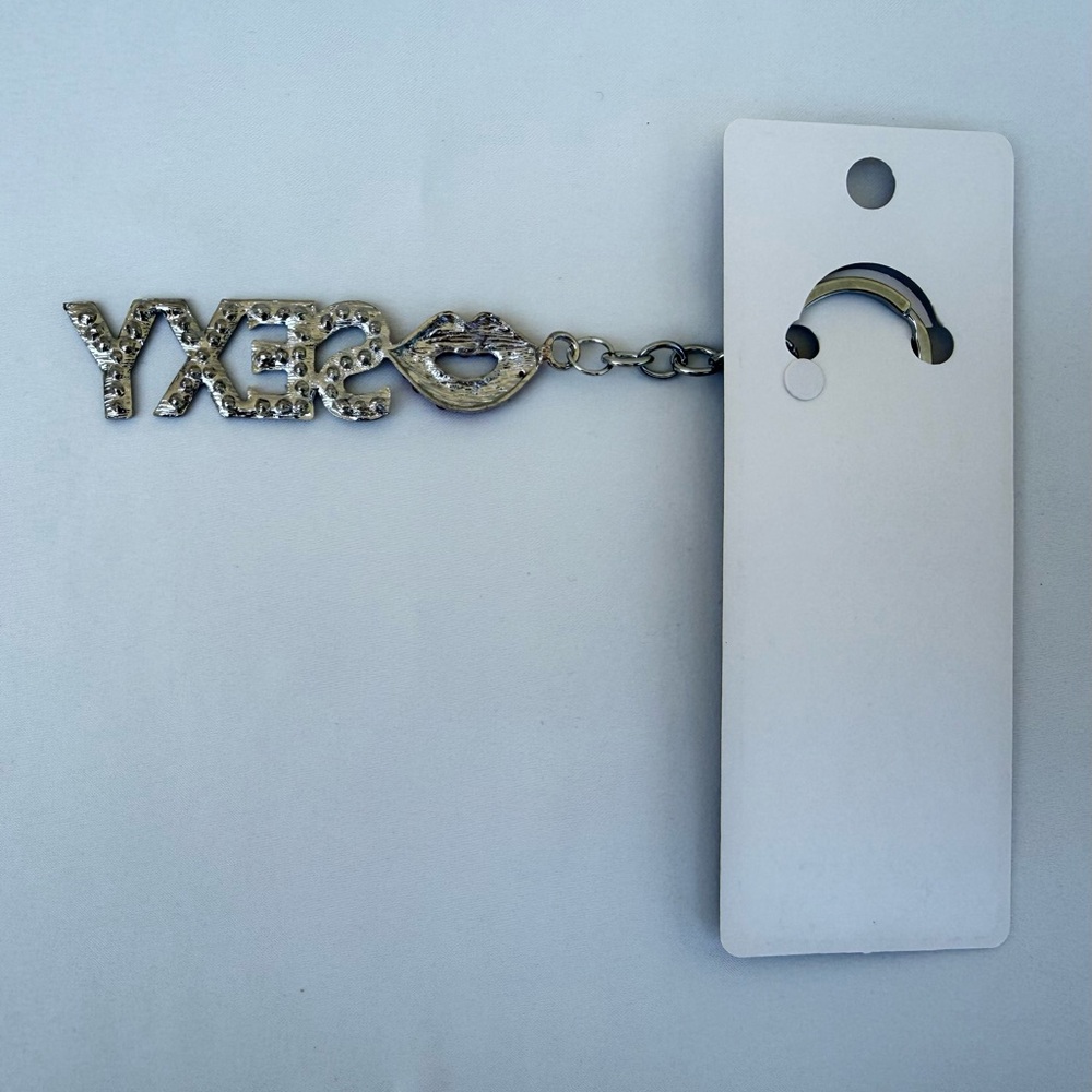 Rhinestone 'SEXY' Keychain with Red Lip Charm - Picture 4 of 5